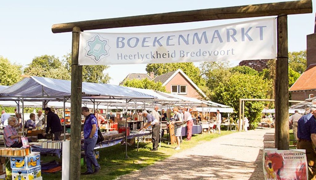 Boekenmarkt-bij-de-Koppelkerk.-Rechtenvrij.-Foto-Alex-en-Janneke-van-der-Galiën-header