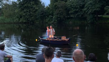 Hij-Zij-komen-op-in-een-bootje.-Foto-PR